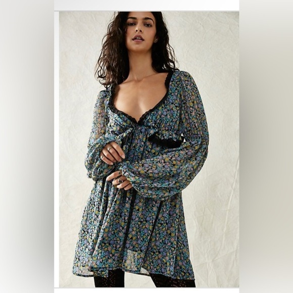 Free People Dresses & Skirts - Free People Pennie floral lace trim baby doll plunge‎ Mini Dress size Medium new